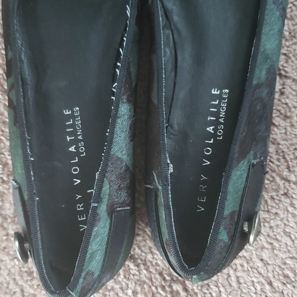 Very Volatile Ponyhair Camo ballet flats 6.5 - Picture 4 of 4
